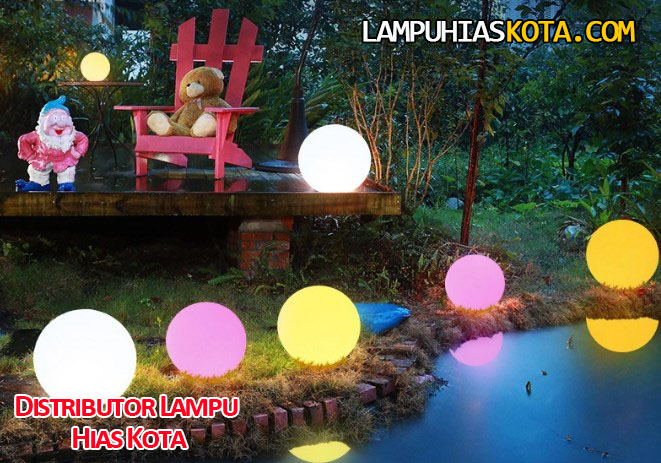 Lampu hias bola di aplikasikan di taman