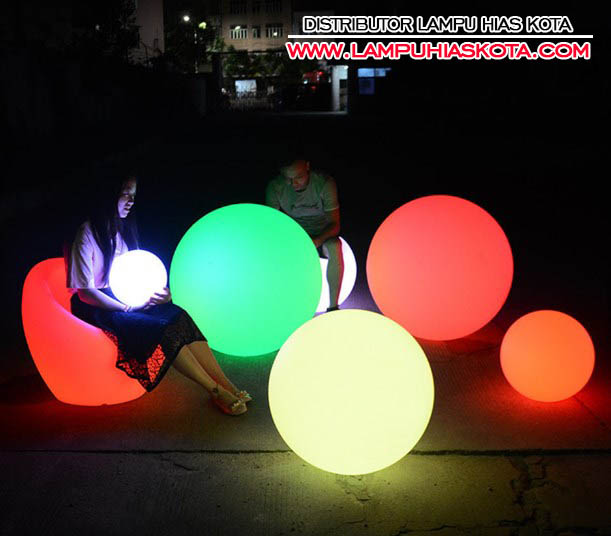 Lampu hias untuk memperindah taman